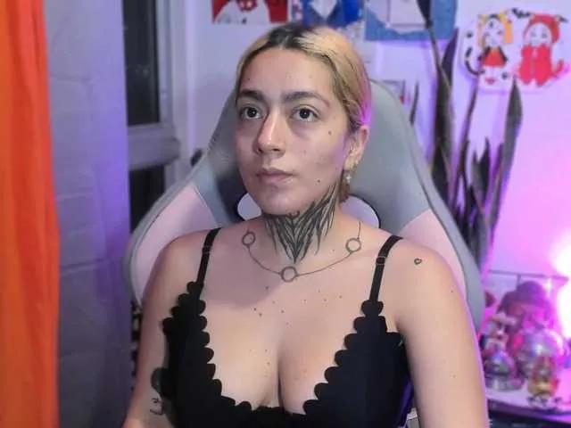 sweetavi on BongaCams 