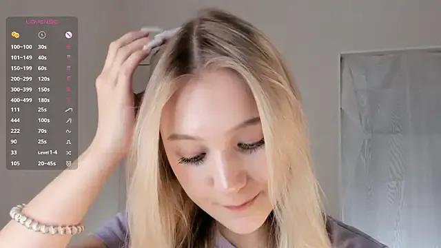 ArianeAumich on StripChat 