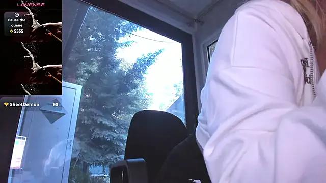 Ella_Vee on StripChat 