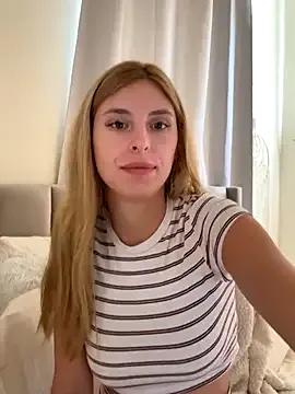 emma05 on StripChat 