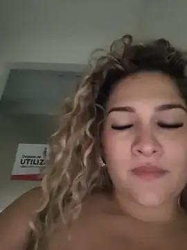 Sara_smiiith211 on StripChat 