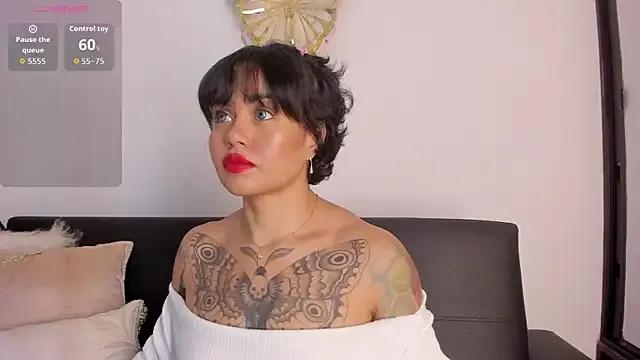 WtWofDomino — Shows the buttocks in close-up